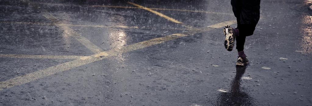 heavy-rain-rainy-rainstorm-storm-weather-british-summer-downpour-precipitation-london-england-uk-runner-road-street-rob-cartwright[1]